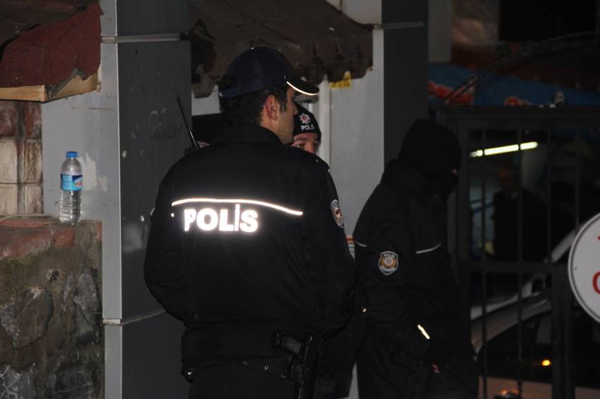 Meslektaşları ve yakınları şehit polisin evinde