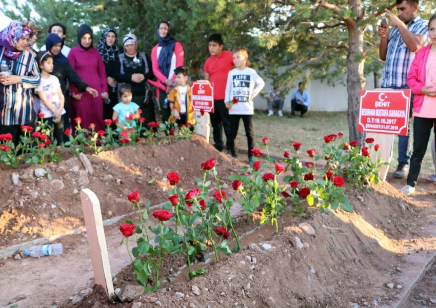 Şehit anne ve oğlu yan yana toprağa verildi