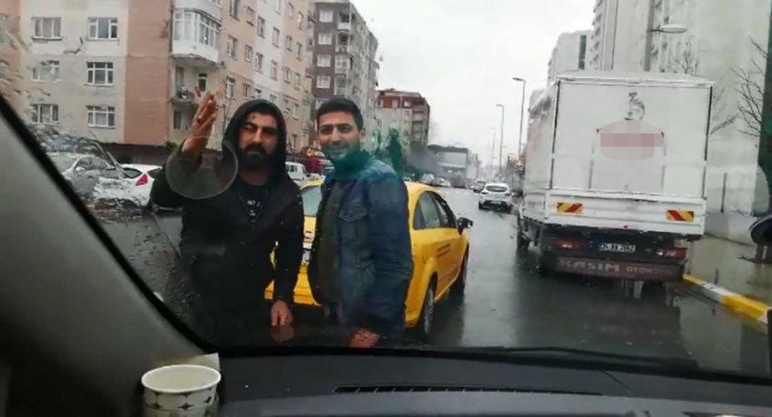 Taksiciler UBER aracının önünü kesti