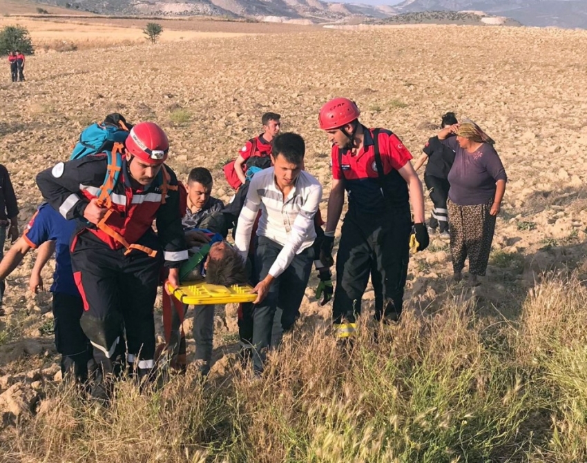 Eşeğinden düşüp 200 metrelik uçuruma yuvarlandı