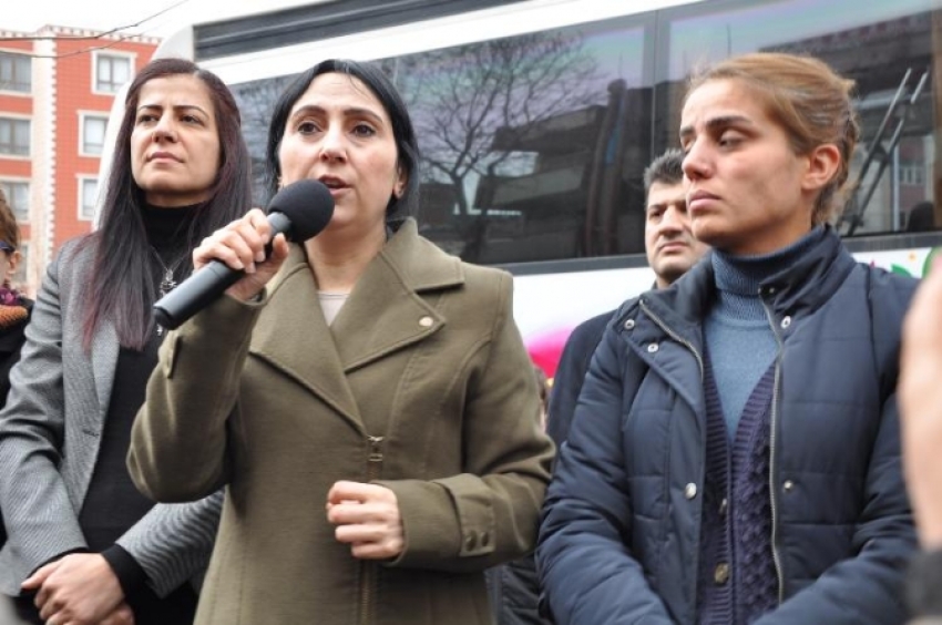 HDP Eş Başkanıi hendek kazan teröristleri selamladı !