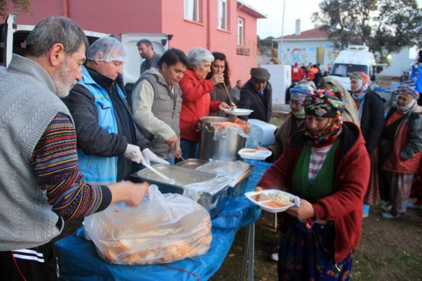 Depremzedelerin yaraları sarılıyor