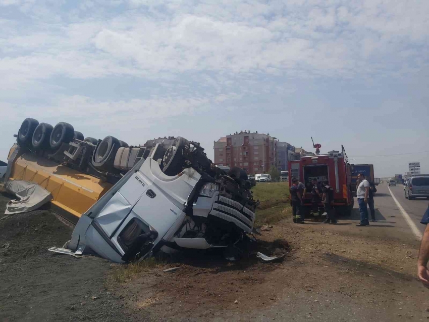 Kamyon sürücüsü hurdaya dönen araçtan burnu bile kanamadan çıktı