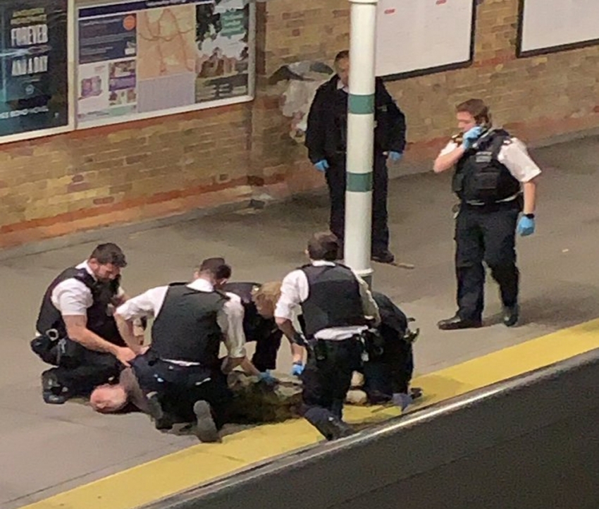 Londra’da tren istasyonunda palalı adam paniği