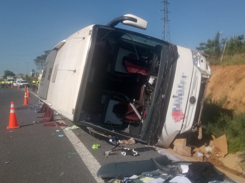 TEM otoyolunda otobüs devrildi :1 ölü