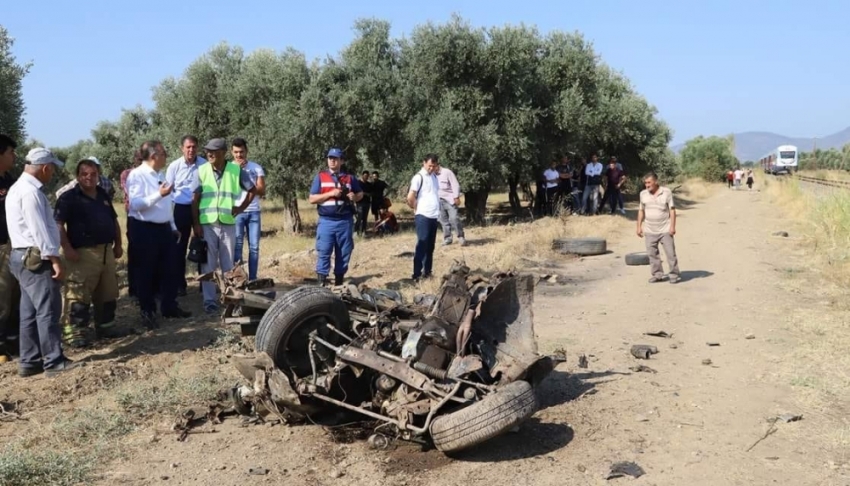 Trenin çarptığı otomobil ikiye bölündü: 1 yaralı