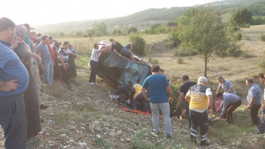 Yoldan çıkan otomobil tarlaya uçtu: 1 ölü, 3 yaralı