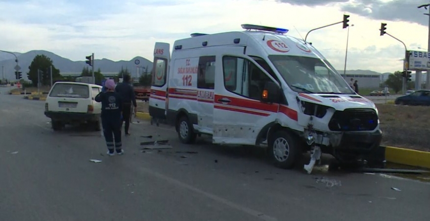 Isparta’da ambulans ile otomobil çarpıştı