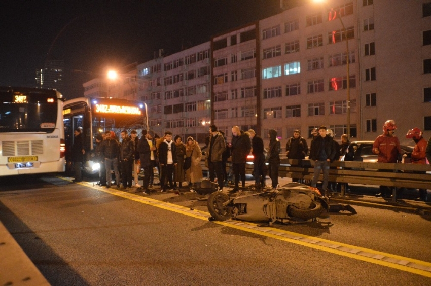 Metrobüs yolunda akıl almaz kaza, metrobüs motosiklete çarptı