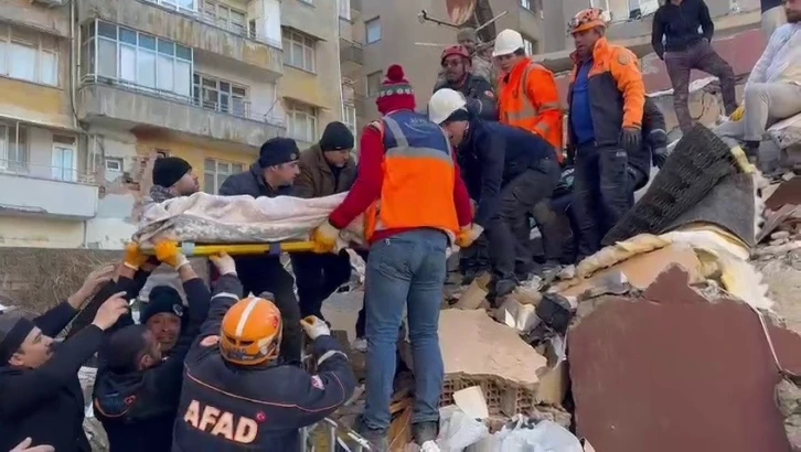 88 yaşındaki Kalkap Değirmenci AFAD ekiplerince enkazdan sağ olarak çıkarıldı
