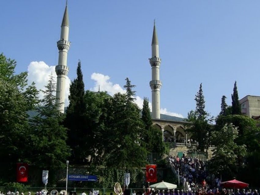 Caminin şadırvan ve tuvaletindeki muslukları çaldılar