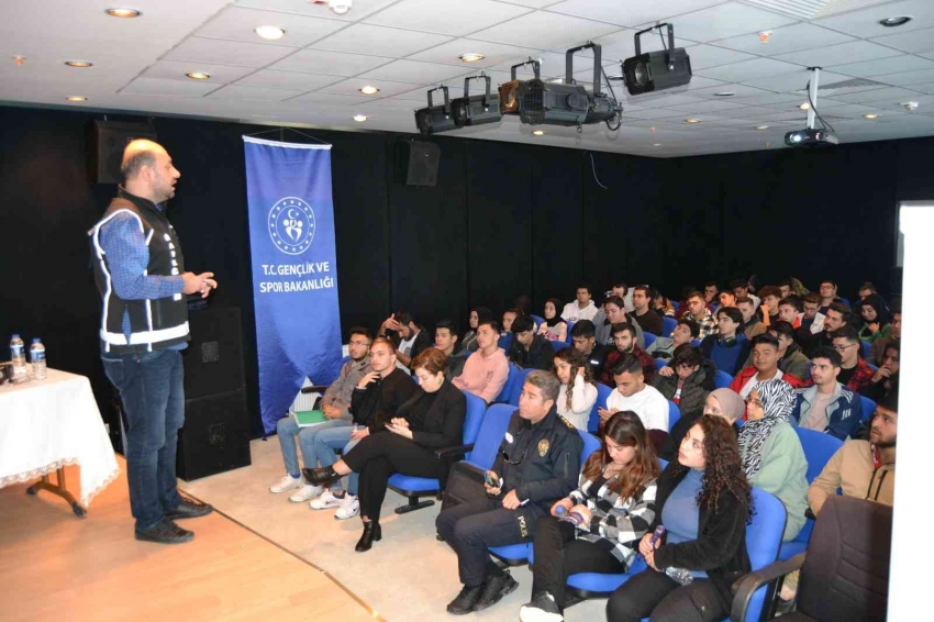 Öğrencilere uyuşturucuyla mücadele semineri