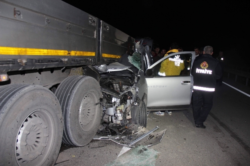 Yardım için duran TIR’a çarptı: 1 ölü