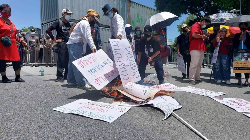 Başbakan görevi bırakmadı, protestolar başladı