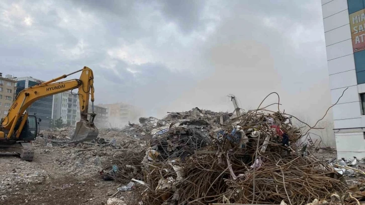 89 kişinin hayatını kaybettiği Diyar Galeria İş Merkezi bir dokunuşla yıkıldı