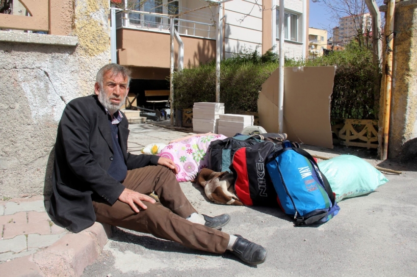 Ailesi tarafından kapı dışarı edildi