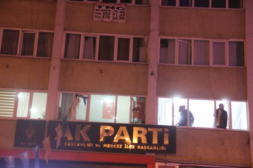 Ak Parti İl Başkanlığı önünde silah sesleri