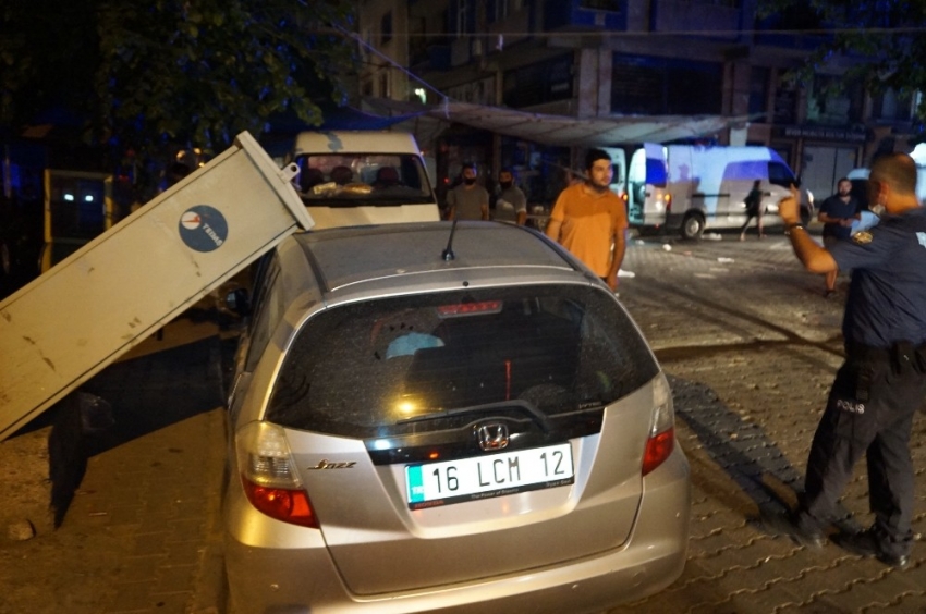 Elektrik trafosu patladı, pano aracın üstüne devrildi