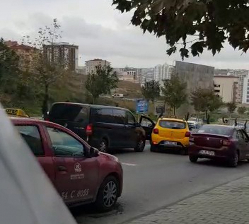 Taksicilerin UBER sürücülerine tacizi kamerada