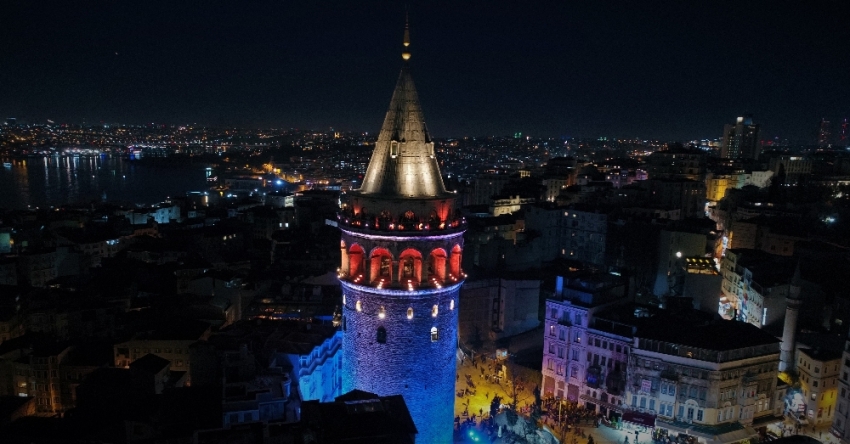 İstanbul mavi ve turuncuya büründü