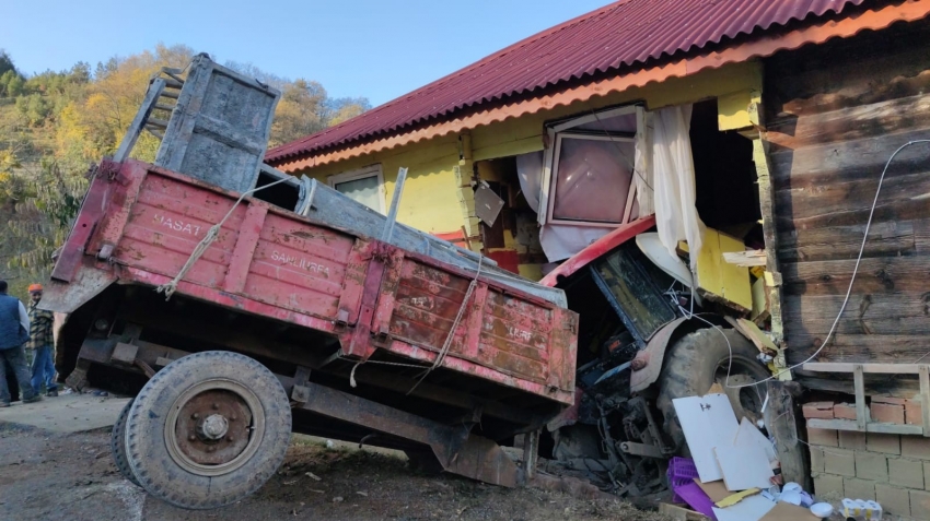 Freni boşalan traktör eve girdi, faciadan dönüldü