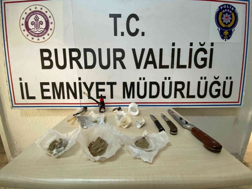 Yakalanacaklarını anlayınca uyuşturucu maddeyi araçtan dışarıya attılar