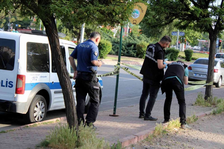 Otomobilden tüfekle açılan ateş sonucu yaralandı