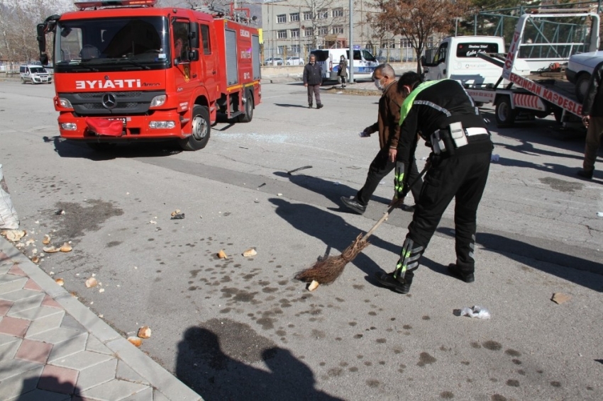 Kaza sonrası yere saçılan ekmeklere basılmaması için duyarlı polis memuru süpürdü