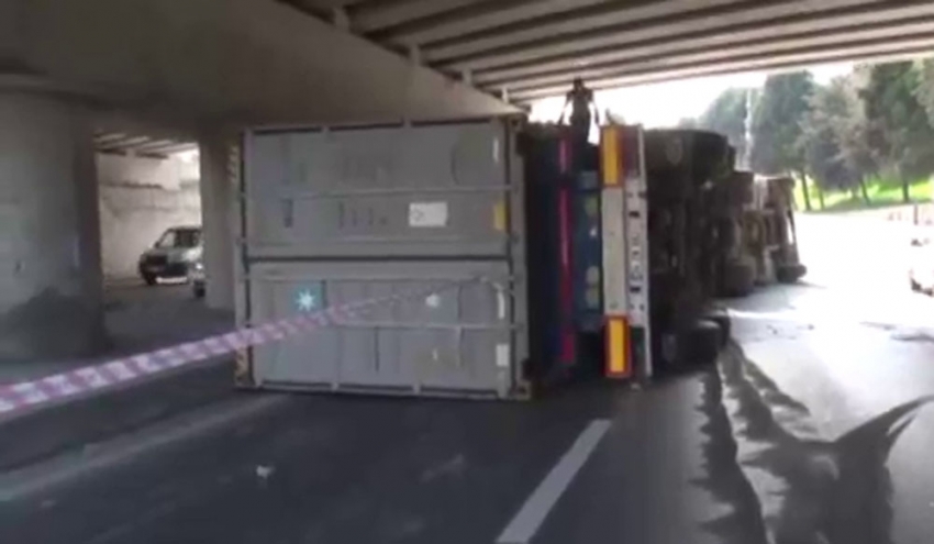 Bakırköy’de içerisinde lüks araçların bulunduğu tır devrildi