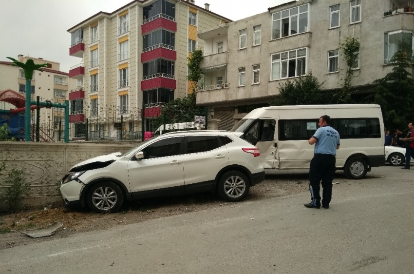 Cip ile minibüs çarpıştı: 3 yaralı