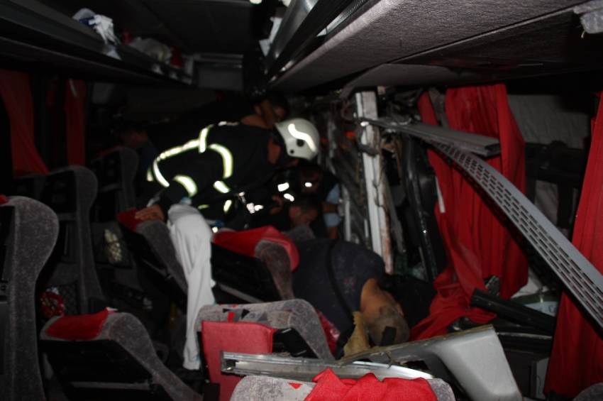 Turistleri taşıyan otobüs kamyona çarptı: 1 ölü, 38 yaralı