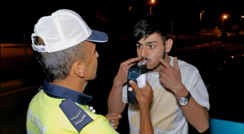 Alkolmetreyi üflemek istemedi, cezayı duyunca ikna oldu