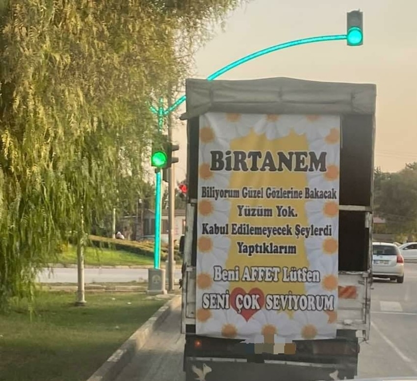 Kamyonet arkası pankartla özür