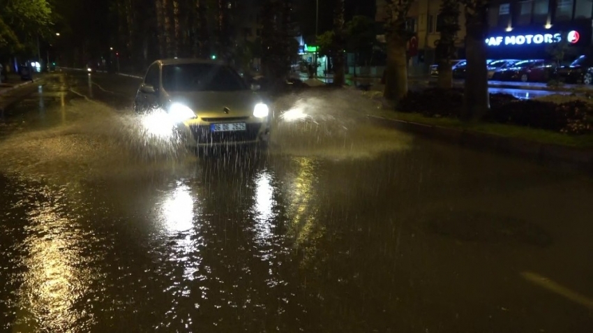 Antalya’da sağanak yağış etkili oldu