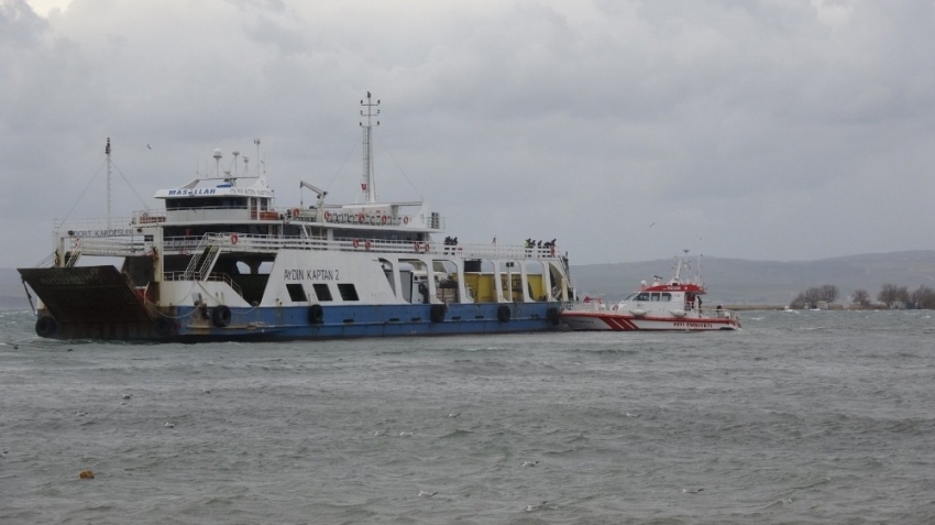 Karaya oturan feribottan 4 kişi tahliye edildi