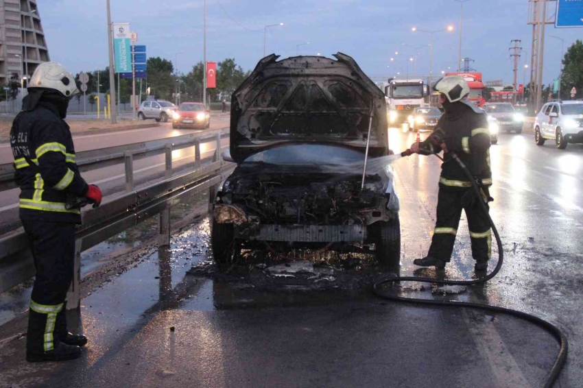 Seyir halindeyken alevlere teslim olan otomobil kullanılmaz hale geldi