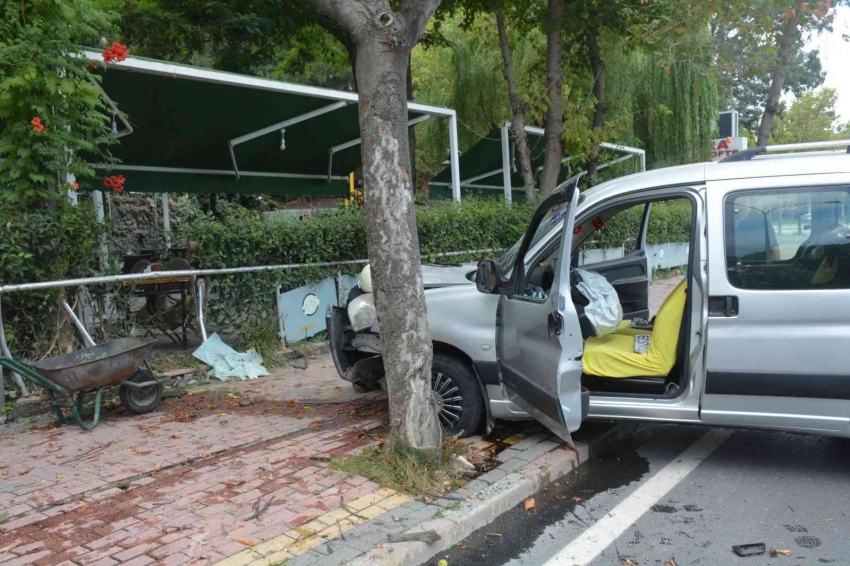 Kontrolden çıkan araç bir restoran duvarına çarparak durabildi, 2 kişi yaralandı