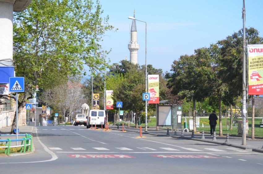 Sokaklara kuş cıvıltıları hakim