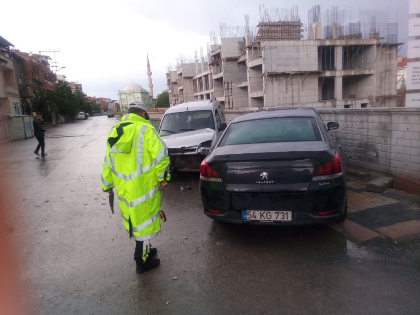 Otomobil ile hafif ticari araç çarpıştı: 8 yaralı