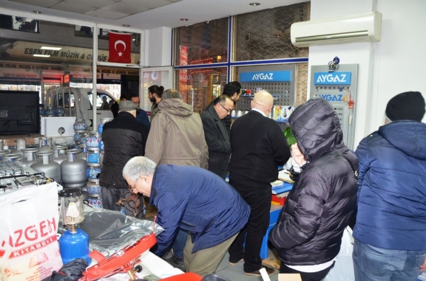 Fatsa’da doğalgaz kesilince vatandaşlar tüpçülerde uzun kuyruklar oluşturdu