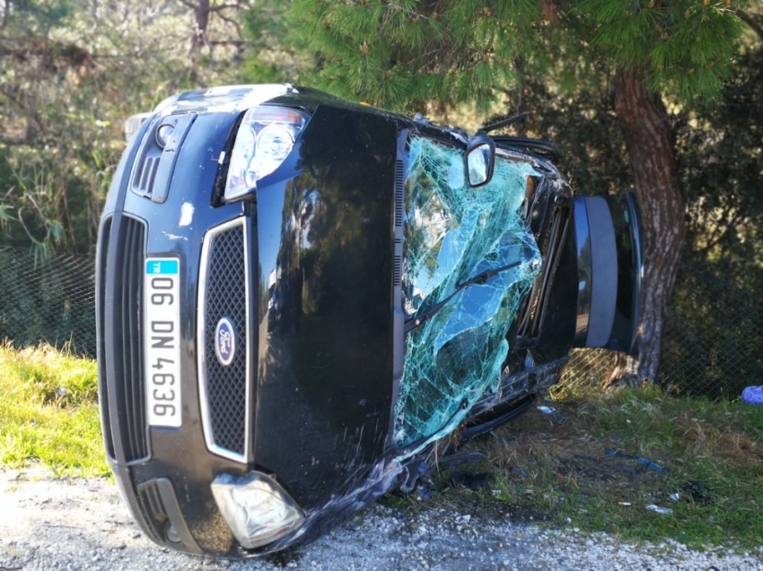 Öğrencilerin otostopla bindikleri otomobil kaza yaptı: 4 yaralı