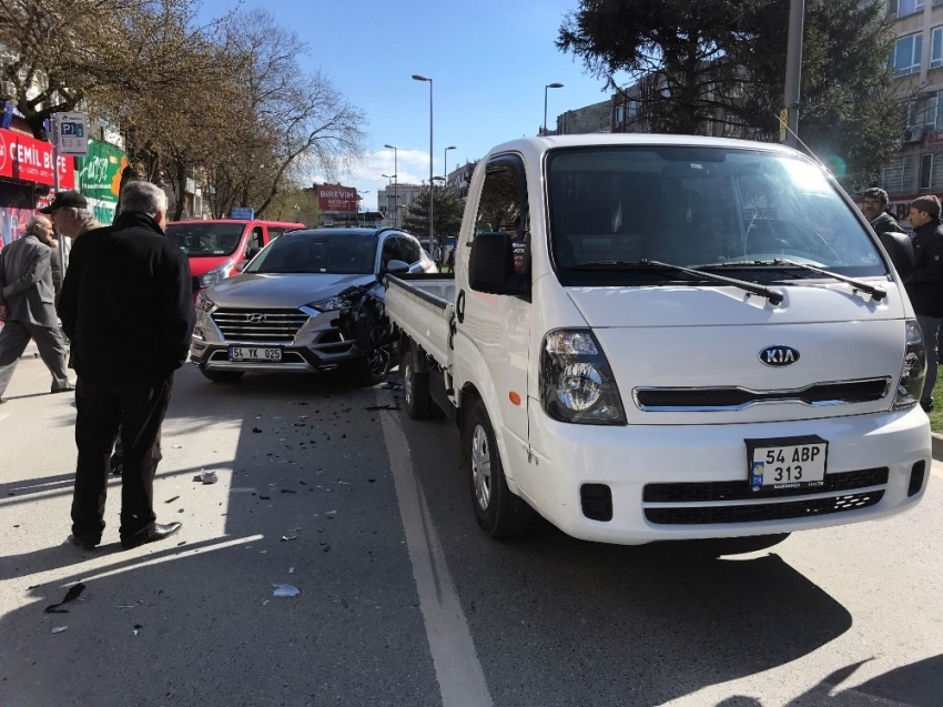 Yayaya  yol vermek için duran kamyonete, cip çarptı