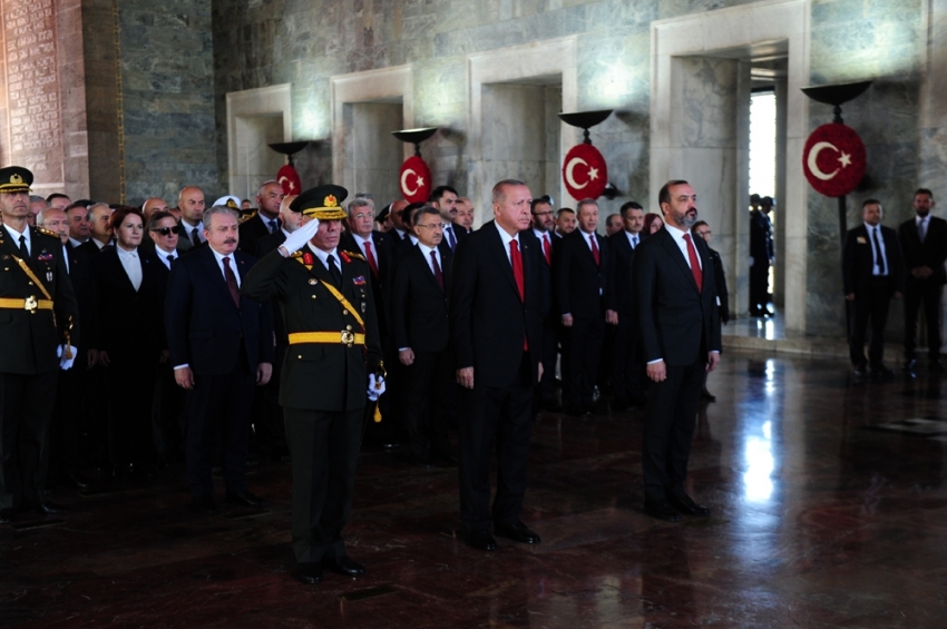 Cumhurbaşkanı Erdoğan ve beraberindeki devlet erkanı Anıtkabir’de