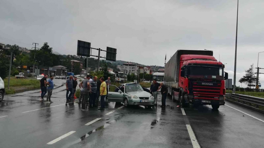 Tır otomobile çarptı, baba ve oğlu ağır yaralandı