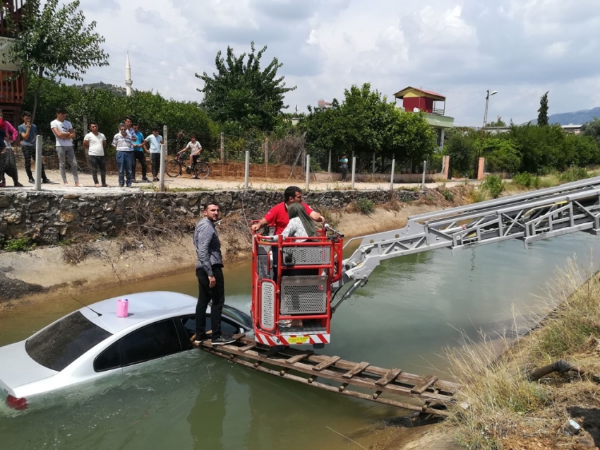 Otomobil sulama kanalına uçtu