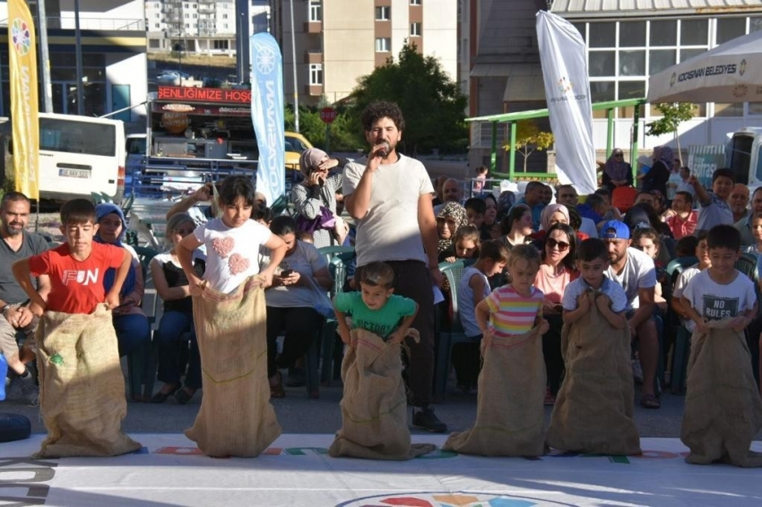 Çocuklar, sokak oyunları şenliğiyle mutlu