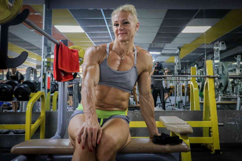 Rus asıllı milli fitness sporcusu kadının başarı hikayesi görenleri hayran bıraktı