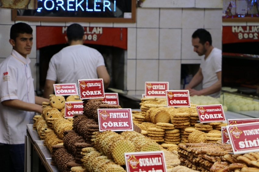 Ramazan çörekleri tezgahlardaki yerini aldı