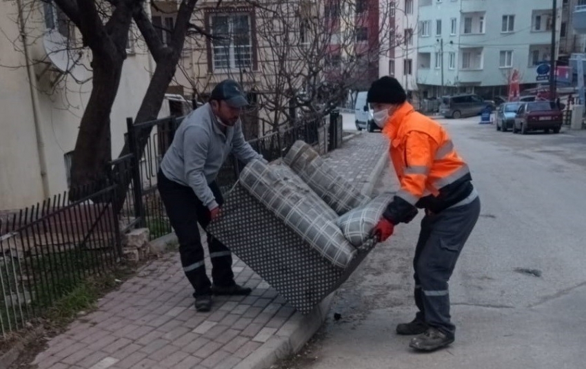 Balkondan aşağı attığı eski koltuk ağaçta takıldı