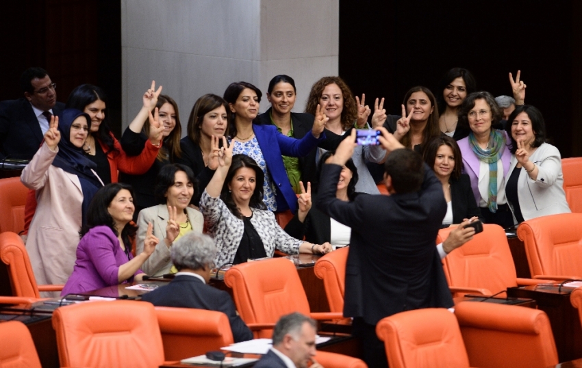 HDP’li kadınlardan zafer işaretiyle dokunulmazlık pozu